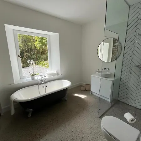 River Retreat Hideaway Sauna Leitrim 度假居 *